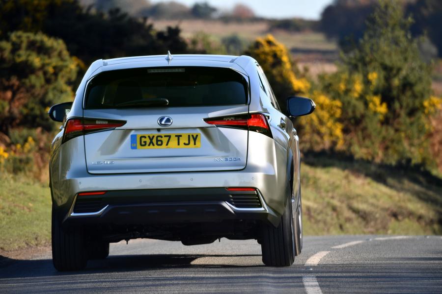  Lexus NX300h 2017 года  (UK) (фото 27 из 40)